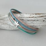 das Lederarmband mit einer Lotusblume in pastel Tönen