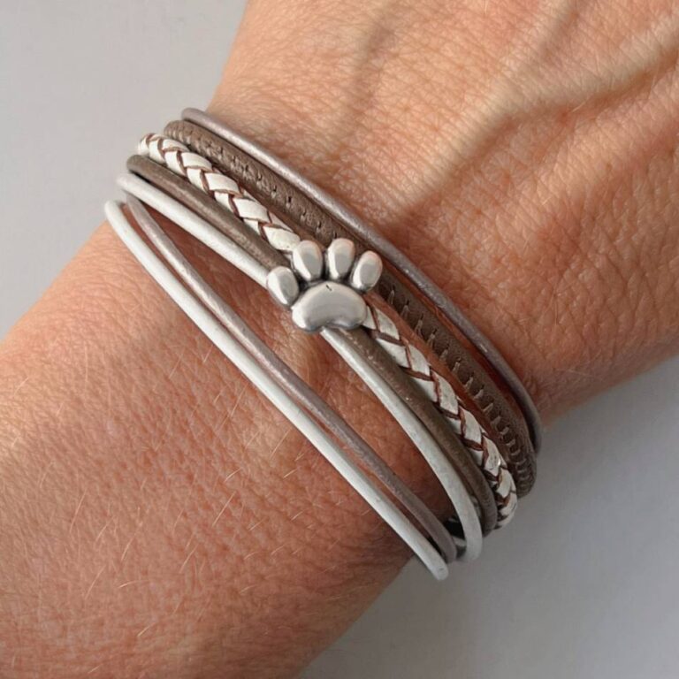 das Lederarmband mit Pfote taupe weiß