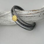 das Lederarmband Ethno in Gold grau