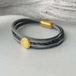 das Lederarmband Ethno in Gold und grau