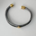das Lederarmband mit Ethno in Gold und grau