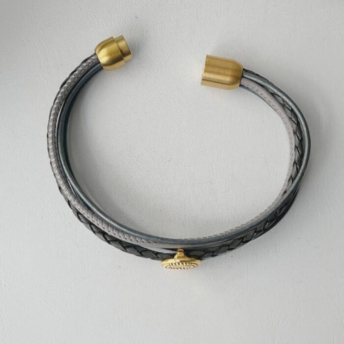 das Lederarmband mit Ethno in Gold und grau