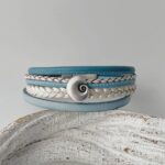 das Lederarmband mit einer Muschel in hellblau und weiß