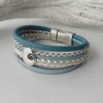 das Lederarmband mit einer Muschel hellblau weiß