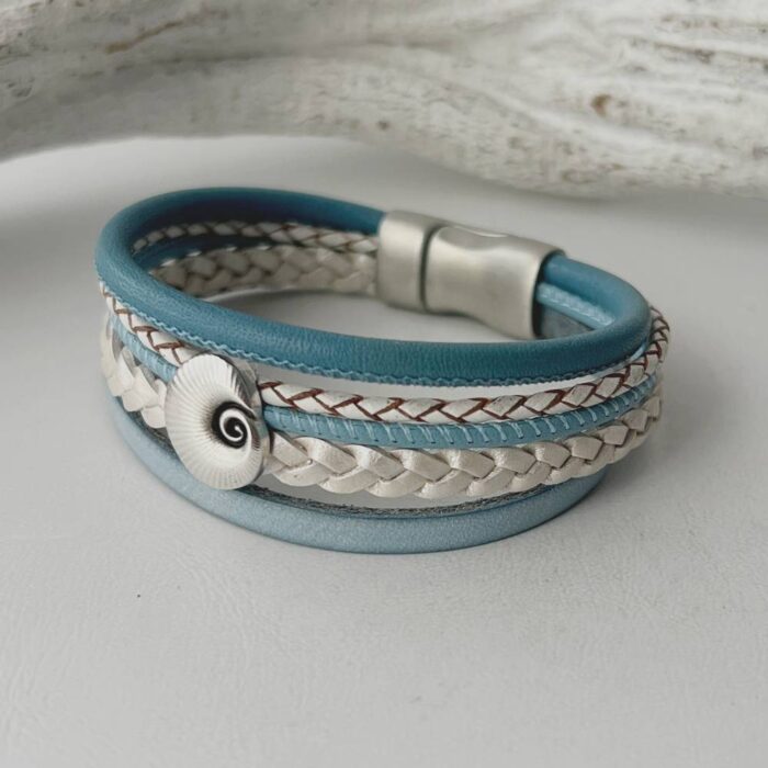 das Lederarmband mit einer Muschel hellblau weiß