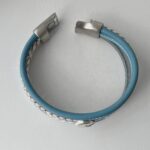 das Lederarmband mit Muschel hellblau weiß