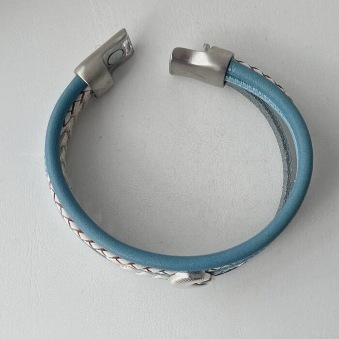 das Lederarmband mit Muschel hellblau weiß