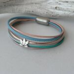 das Lederarmband mit einer Lotusblume pastel