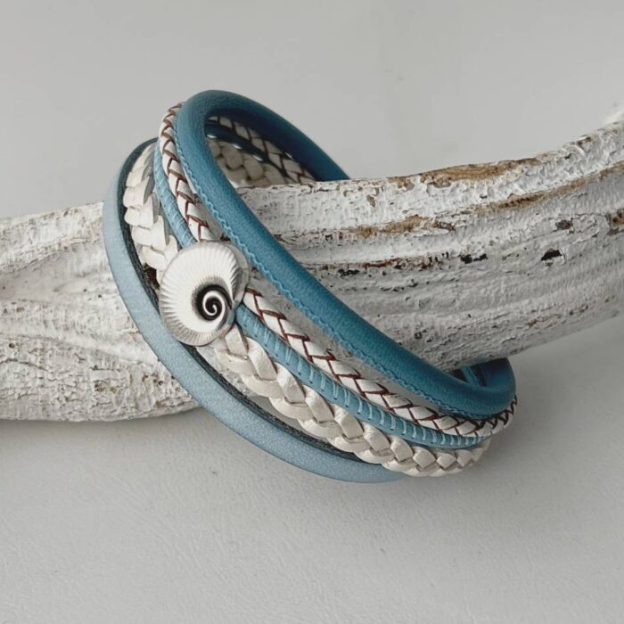 das Lederarmband mit einer Muschel in hellblau weiß