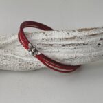 das Lederarmband fein mit Landfrauen Biene in rot