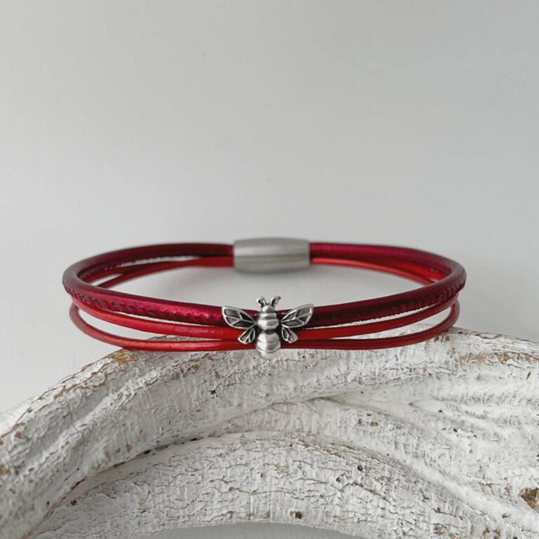 das Lederarmband fein mit Biene in rot