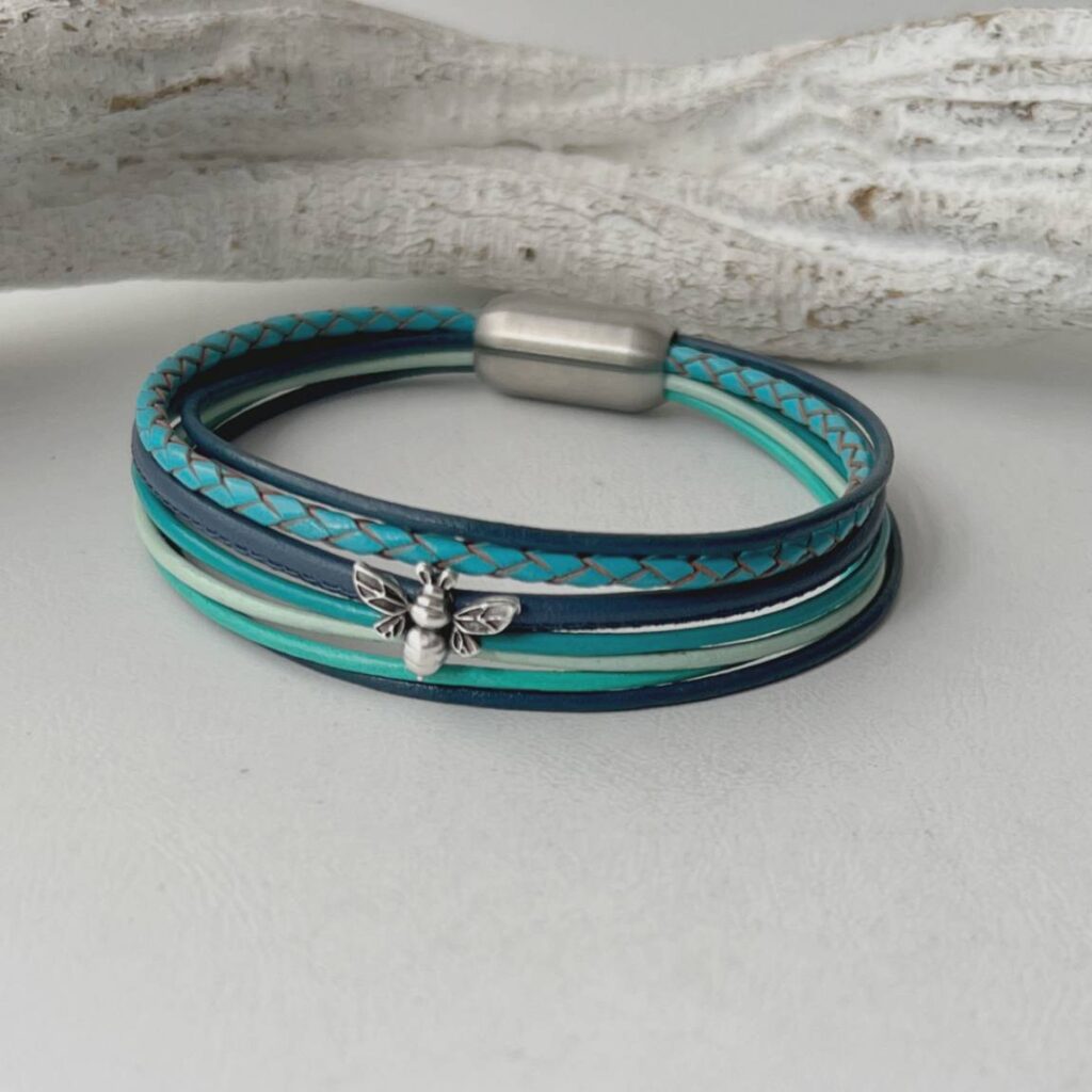 das Lederarmband mit einer Biene türkis blau