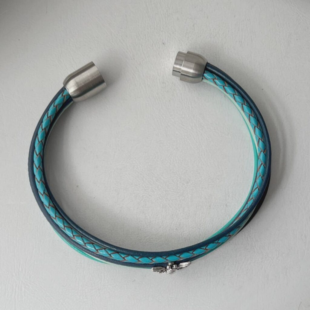 das Lederarmband mit Biene türkis blau
