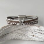 das Lederarmband mit einem Seestern in taupe und weiß