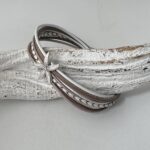 das Lederarmband mit einem Seestern in taupe weiß