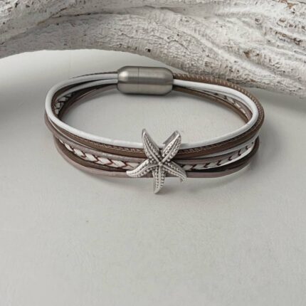 das Lederarmband mit einem Seestern taupe weiß