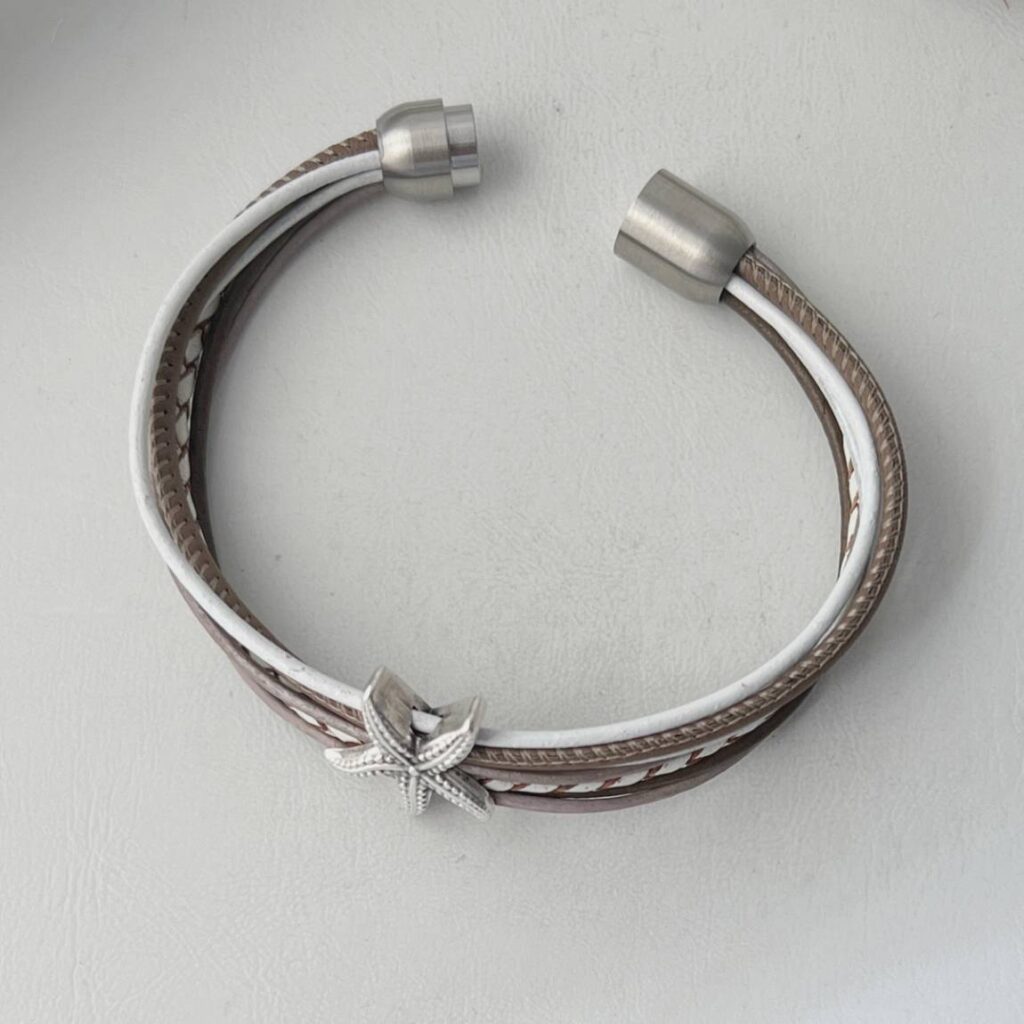 das Lederarmband mit Seestern taupe weiß