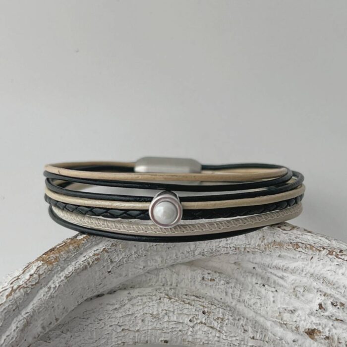 das Lederarmband in schwarz und beige mit einem weißem Stein