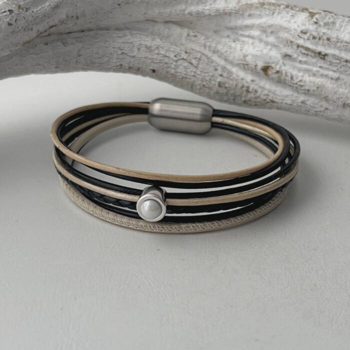 das Lederarmband in schwarz beige mit weißem Stein