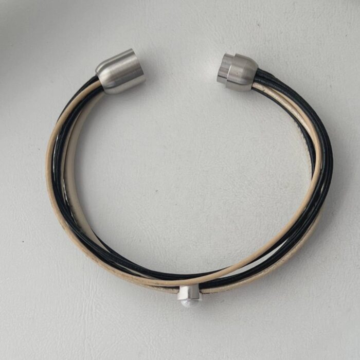 das Lederarmband schwarz beige mit weißem Stein
