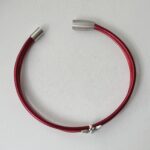 das Lederarmband fein Biene rot