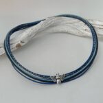 das Ledercollier mit LandFrauen Biene antikblau
