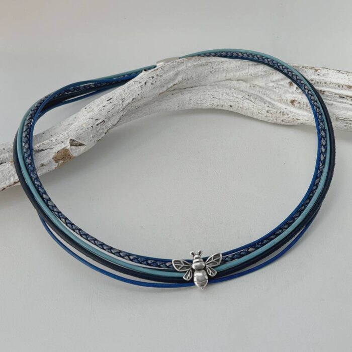 das Ledercollier mit LandFrauen Biene antikblau