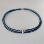 das Ledercollier mit der LandFrauen Biene antikblau