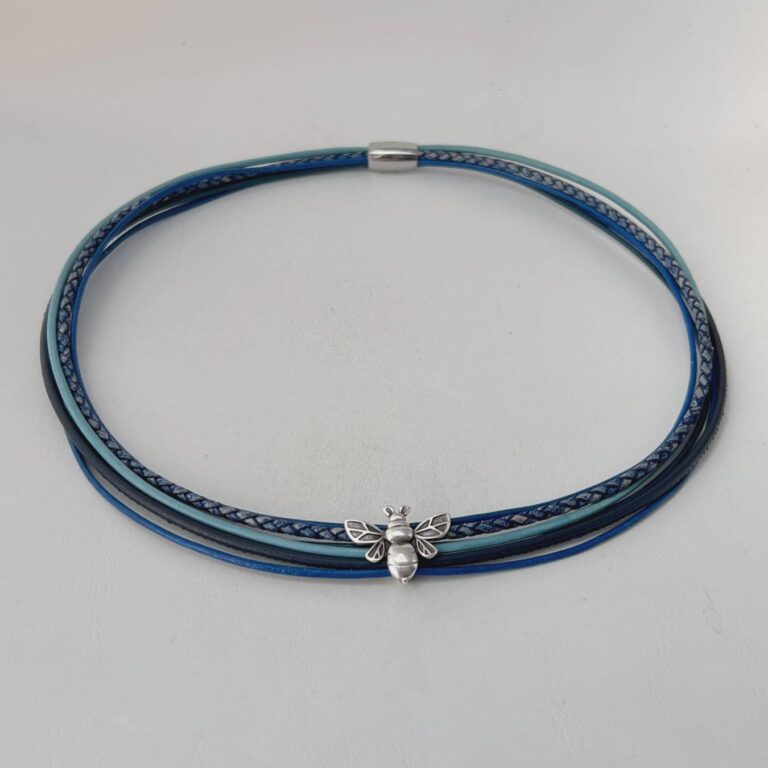 das Ledercollier mit der LandFrauen Biene antikblau
