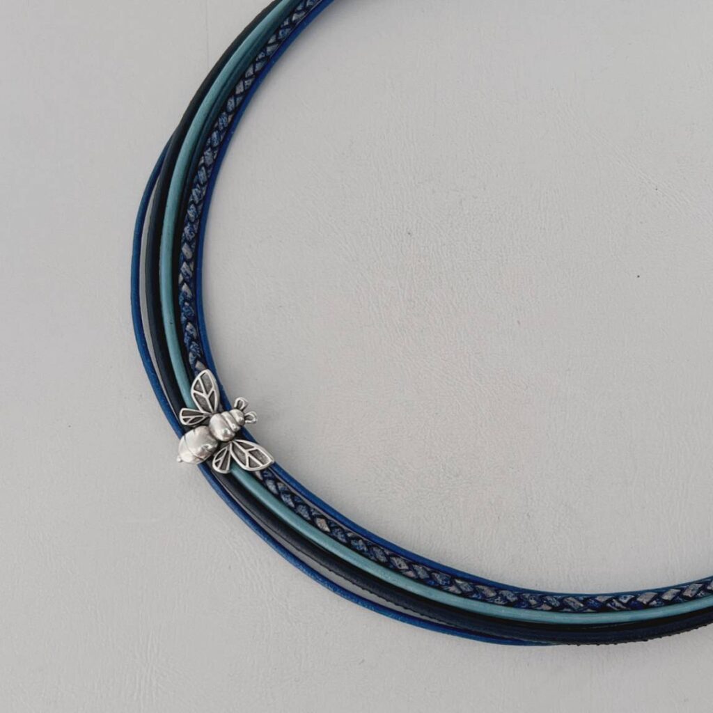 das Ledercollier mit der LandFrauen Biene in antikblau