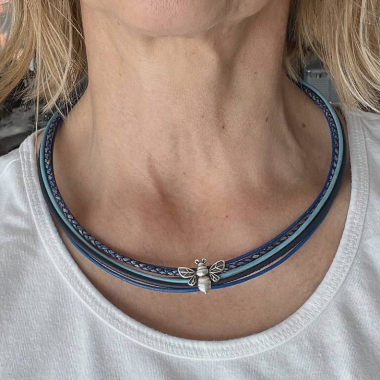 Ledercollier mit LandFrauen Biene antikblau