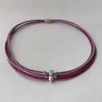 das schöne Ledercollier mit der LandFrauen Biene in beere