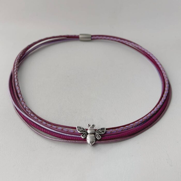 das schöne Ledercollier mit der LandFrauen Biene in beere