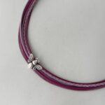 das Ledercollier mit der LandFrauen Biene in beere