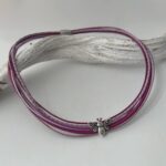 das Ledercollier mit der LandFrauen Biene beere