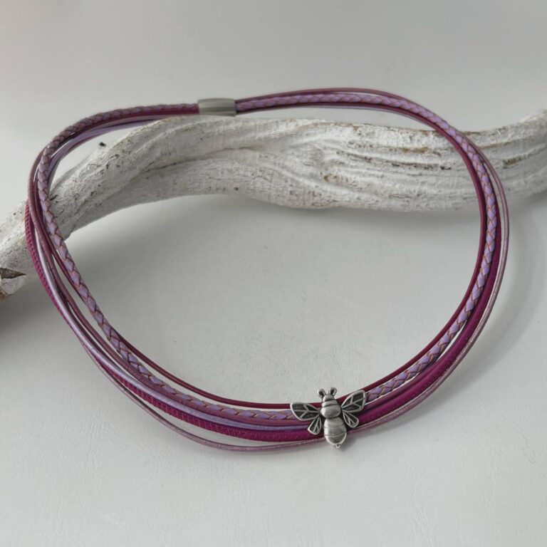 das Ledercollier mit der LandFrauen Biene beere