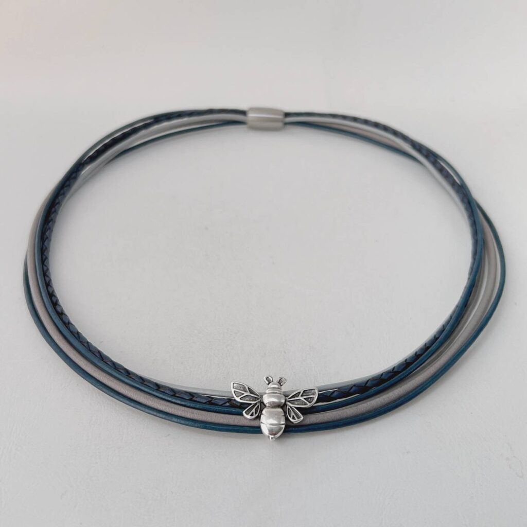 das Ledercollier mit LandFrauen Biene blaugrau