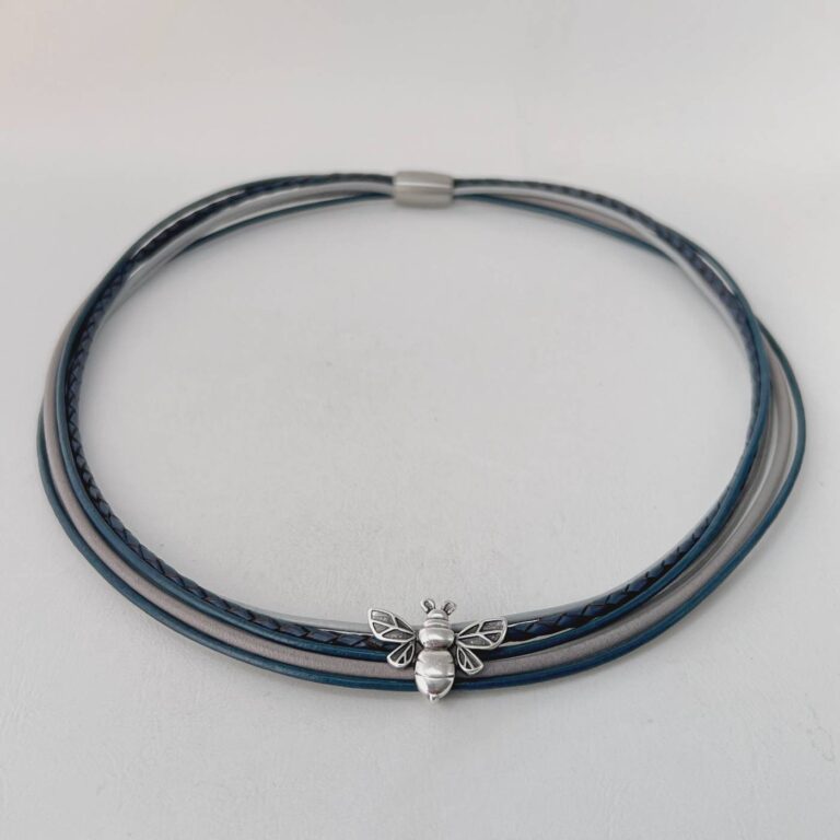 das Ledercollier mit LandFrauen Biene blaugrau
