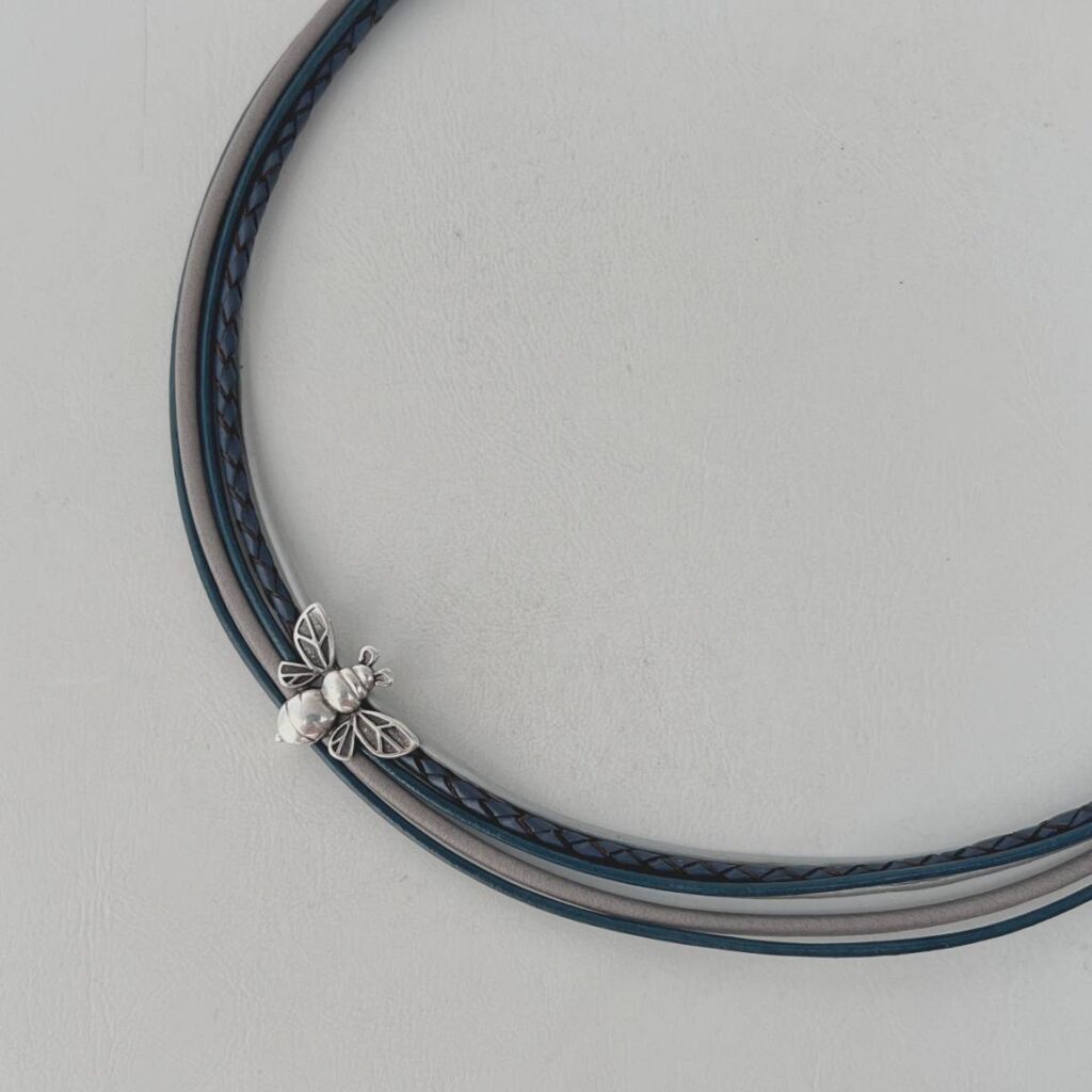 das schöne Ledercollier mit LandFrauen Biene blaugrau