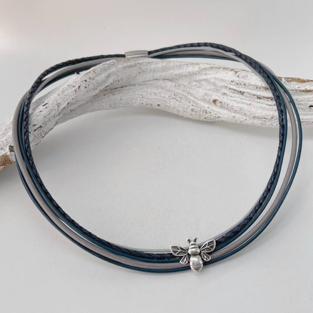 das schöne Ledercollier mit LandFrauen Biene in blaugrau