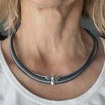 Ledercollier mit LandFrauen Biene blaugrau
