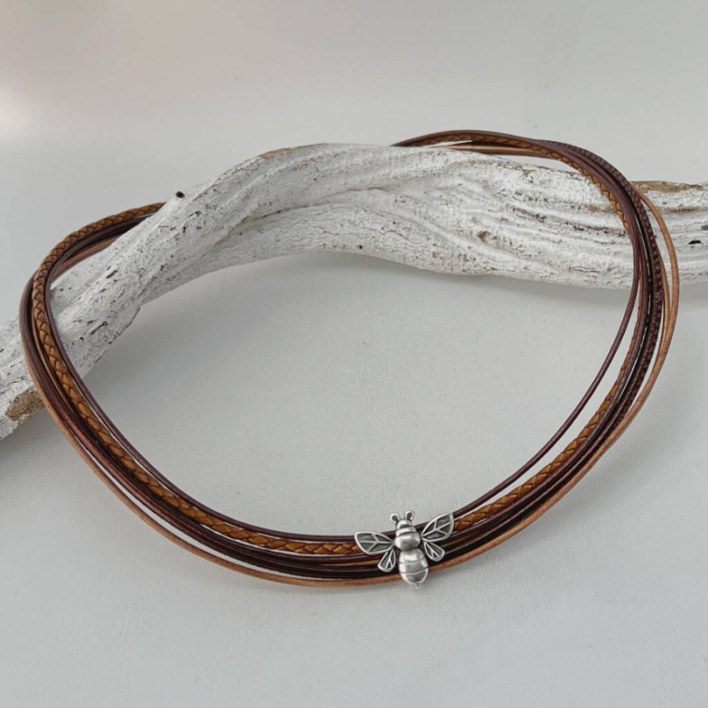 das Ledercollier mit LandFrauen Biene braun