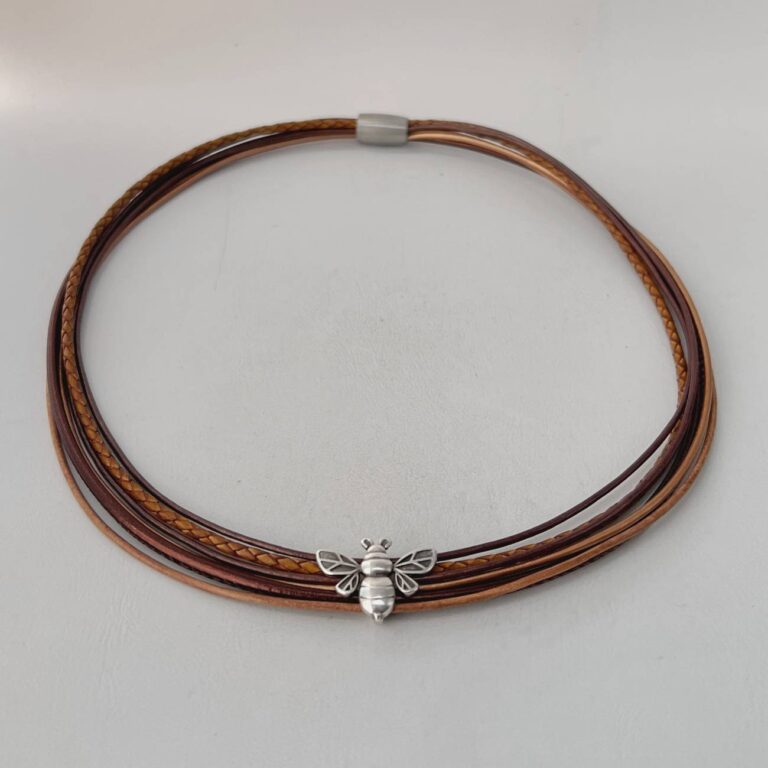 das Ledercollier mit einer LandFrauen Biene braun