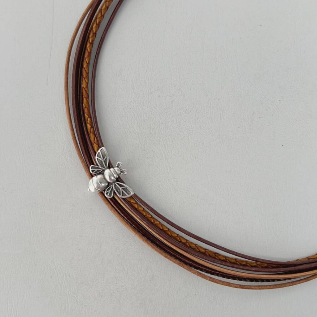 das Ledercollier mit einer LandFrauen Biene in braun