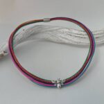 das schöne Ledercollier mit der LandFrauen Biene in bunt