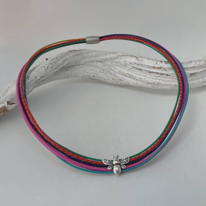 das schöne Ledercollier mit der LandFrauen Biene in bunt