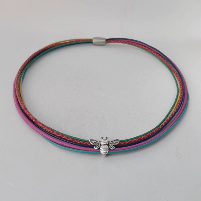 das Ledercollier mit der LandFrauen Biene in bunt