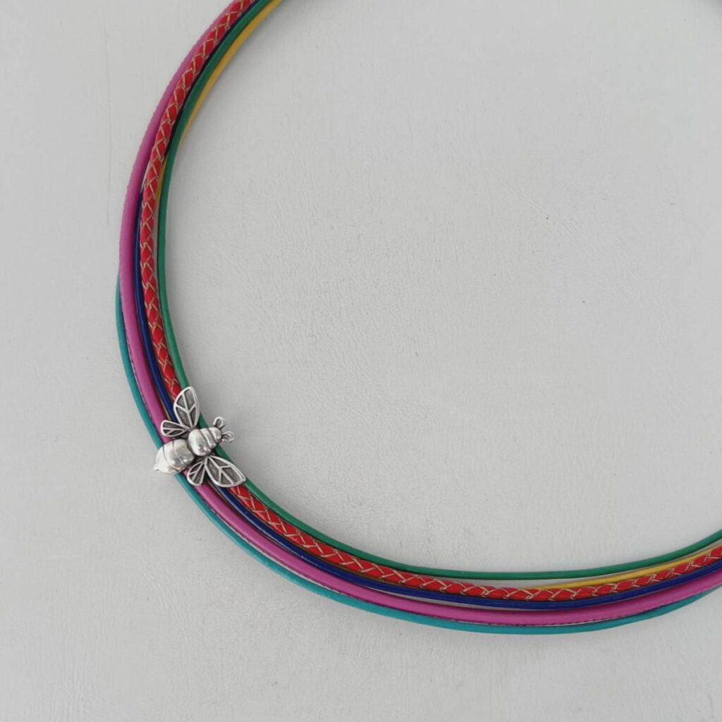 das Ledercollier mit LandFrauen Biene in bunt