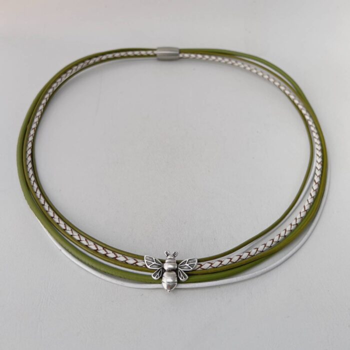 das schöne Ledercollier mit einer LandFrauen Biene in grün