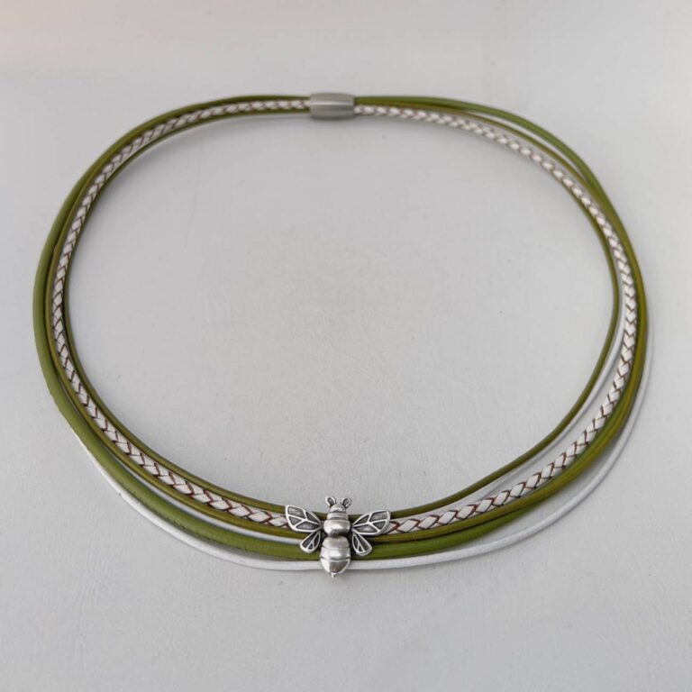 das schöne Ledercollier mit einer LandFrauen Biene in grün
